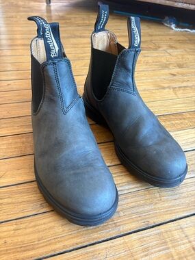 Blundstone women’s #587 Chelsea Boots